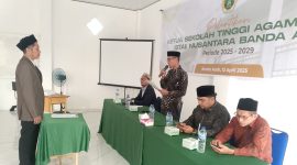 Ketua Yayasan Rumoh Bina Aneuk Nanggro Dr.Tgk Jamaludin Thaib mengikrarkan Ketua Sekolah Tinggi Agama Islam (STAI) Nusantara Yang baru Dr.Dicky Wirianto, MA periode 2025-2029 di Aula STAI Nusantara, Sabtu (12/4/2025).
Foto : BANDAPOS.com