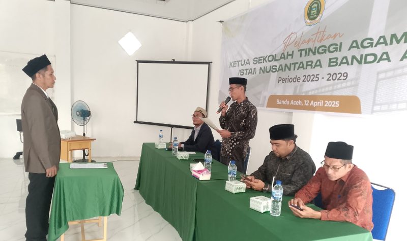 Ketua Yayasan Rumoh Bina Aneuk Nanggro Dr.Tgk Jamaludin Thaib mengikrarkan Ketua Sekolah Tinggi Agama Islam (STAI) Nusantara Yang baru Dr.Dicky Wirianto, MA periode 2025-2029 di Aula STAI Nusantara, Sabtu (12/4/2025).
Foto : BANDAPOS.com