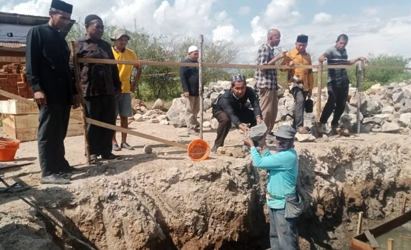 Peletakan batu pertama memulainya pembangunan mushalla di area utama kampus STAI Nusantara Banda Aceh, Sabtu (3/5/2025). Foto : Ist