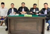 H. Mawardi Basyah (Anggota DPRA periode 2024-2029) didampingi tim kuasa hukum usai sidang lanjutan di Pengadilan Negeri Meulaboh, Senin (5/5/2025). Foto : Ist