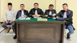 H. Mawardi Basyah (Anggota DPRA periode 2024-2029) didampingi tim kuasa hukum usai sidang lanjutan di Pengadilan Negeri Meulaboh, Senin (5/5/2025). Foto : Ist