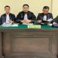 H. Mawardi Basyah (Anggota DPRA periode 2024-2029) didampingi tim kuasa hukum usai sidang lanjutan di Pengadilan Negeri Meulaboh, Senin (5/5/2025). Foto : Ist