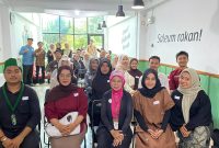 Ketua Umum HMI Komisariat FTK UIN Ar-Raniry Muhammad Agus Farhan bersama Ketua Kohati Cabang Banda Aceh Fitria Sundari sedang mendengar materi yang disajikan oleh Rahmi, CH, CHt, CNLP, CPC pada kegiatan Workshop Grooming, Public Speaking, dan Table Manner  yang digelar oleh HMI Komisariat Fakultas Tarbiyah dan Keguaruan UIN Ar-Raniry Banda Aceh, Sabtu (17/05/2025) di Aula Aula Nutrihub Aceh, Jl. Tgk Chik Di Tiro No. 16, Peuniti. Foto : Ist