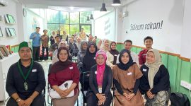 Ketua Umum HMI Komisariat FTK UIN Ar-Raniry Muhammad Agus Farhan bersama Ketua Kohati Cabang Banda Aceh Fitria Sundari sedang mendengar materi yang disajikan oleh Rahmi, CH, CHt, CNLP, CPC pada kegiatan Workshop Grooming, Public Speaking, dan Table Manner  yang digelar oleh HMI Komisariat Fakultas Tarbiyah dan Keguaruan UIN Ar-Raniry Banda Aceh, Sabtu (17/05/2025) di Aula Aula Nutrihub Aceh, Jl. Tgk Chik Di Tiro No. 16, Peuniti. Foto : Ist