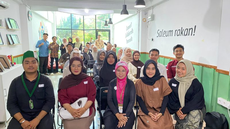 Ketua Umum HMI Komisariat FTK UIN Ar-Raniry Muhammad Agus Farhan bersama Ketua Kohati Cabang Banda Aceh Fitria Sundari sedang mendengar materi yang disajikan oleh Rahmi, CH, CHt, CNLP, CPC pada kegiatan Workshop Grooming, Public Speaking, dan Table Manner  yang digelar oleh HMI Komisariat Fakultas Tarbiyah dan Keguaruan UIN Ar-Raniry Banda Aceh, Sabtu (17/05/2025) di Aula Aula Nutrihub Aceh, Jl. Tgk Chik Di Tiro No. 16, Peuniti. Foto : Ist