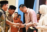 Bupati Aceh Besar, H Syech Muharram Idris menyerahkan cendera mata kepada Kolonel Czi Widya Wijanarko, S.Sos., M.Tr (Han) pada acara Lepas Sambut Komandan Kodim 0101/KBA, menggantikan Kolonel Czi Widya Wijanarko, S.Sos., M.Tr (Han), di Gedung Landmark BSI Aceh, Banda Aceh, Selasa (13/05/2025) malam. Foto: MC Aceh Besar