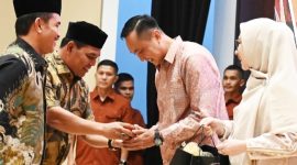 Bupati Aceh Besar, H Syech Muharram Idris menyerahkan cendera mata kepada Kolonel Czi Widya Wijanarko, S.Sos., M.Tr (Han) pada acara Lepas Sambut Komandan Kodim 0101/KBA, menggantikan Kolonel Czi Widya Wijanarko, S.Sos., M.Tr (Han), di Gedung Landmark BSI Aceh, Banda Aceh, Selasa (13/05/2025) malam. Foto: MC Aceh Besar