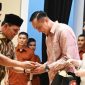Bupati Aceh Besar, H Syech Muharram Idris menyerahkan cendera mata kepada Kolonel Czi Widya Wijanarko, S.Sos., M.Tr (Han) pada acara Lepas Sambut Komandan Kodim 0101/KBA, menggantikan Kolonel Czi Widya Wijanarko, S.Sos., M.Tr (Han), di Gedung Landmark BSI Aceh, Banda Aceh, Selasa (13/05/2025) malam. Foto: MC Aceh Besar