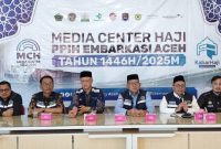 Kesiapan keberangkatan jemaah haji Aceh tahun 2025, Kakanwil Kemenag Aceh mengadakan konferensi Pers bersama awak media di Media Center UPT Asrama Haji Embarkasi Aceh, Banda Aceh, Jumat (16/5/2025). Foto/Irwansyah
