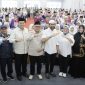 Gubernur Aceh Muzakir Manaf menghadiri acara pelepasan keberangkatan jemaah calon haji Embarkasi Aceh tahun 1446 H/2025 M di Asrama Haji Banda Aceh, Sabtu, (17/5/2025).  Foto: Humas Aceh