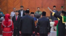Gubernur Aceh Muzakir Manaf menghadiri Pengambilan sumpah dan Pelantikan Anggota DPR Aceh sisa masa jabatan 2024-2029 pada rapat paripurna istimewa diruang sidang  utama DPRA, Rabu (21/05/2025). Foto: Humas Aceh