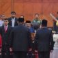 Gubernur Aceh Muzakir Manaf menghadiri Pengambilan sumpah dan Pelantikan Anggota DPR Aceh sisa masa jabatan 2024-2029 pada rapat paripurna istimewa diruang sidang  utama DPRA, Rabu (21/05/2025). Foto: Humas Aceh
