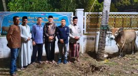 Kepala Kantor Kementerian Agama Kota Banda Aceh H.Salman S.Pd, M.Ag  di dampingi oleh Kasubbag TU Kusnadi dan Jajarannya mengabadikan dengan foto bersama sebelum melakukan penyembelihan hewan qurban