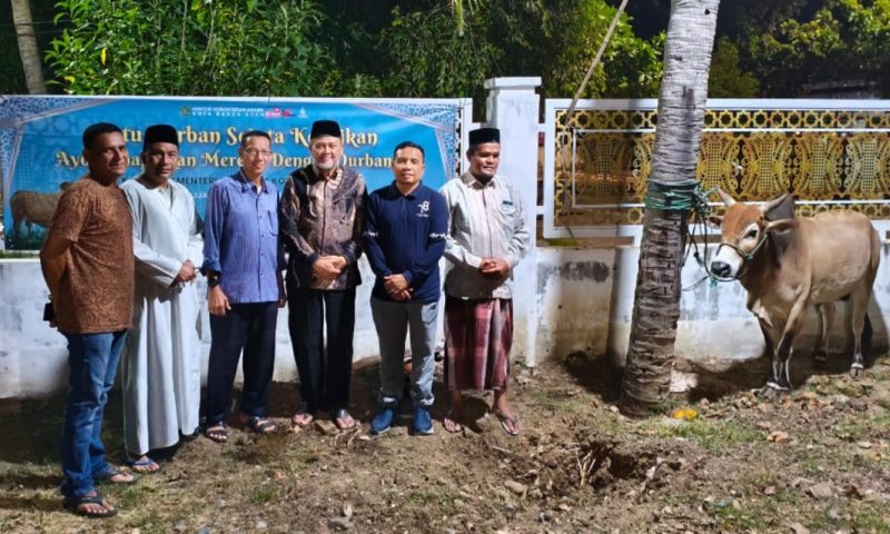 Kepala Kantor Kementerian Agama Kota Banda Aceh H.Salman S.Pd, M.Ag  di dampingi oleh Kasubbag TU Kusnadi dan Jajarannya mengabadikan dengan foto bersama sebelum melakukan penyembelihan hewan qurban