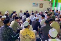 Jamaah takziah dan doa bersama Partai PAS Aceh dan masyarakat sekitar untuk Alm.Tgk H.Rasyidin Ahmad (Waled Nura) di komplek Yayasan Pendidikan Islam Dayah Nurur Rasyad Kabupaten Pidie Senin (16/6/2025). Foto : Ist