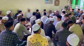 Jamaah takziah dan doa bersama Partai PAS Aceh dan masyarakat sekitar untuk Alm.Tgk H.Rasyidin Ahmad (Waled Nura) di komplek Yayasan Pendidikan Islam Dayah Nurur Rasyad Kabupaten Pidie Senin (16/6/2025). Foto : Ist