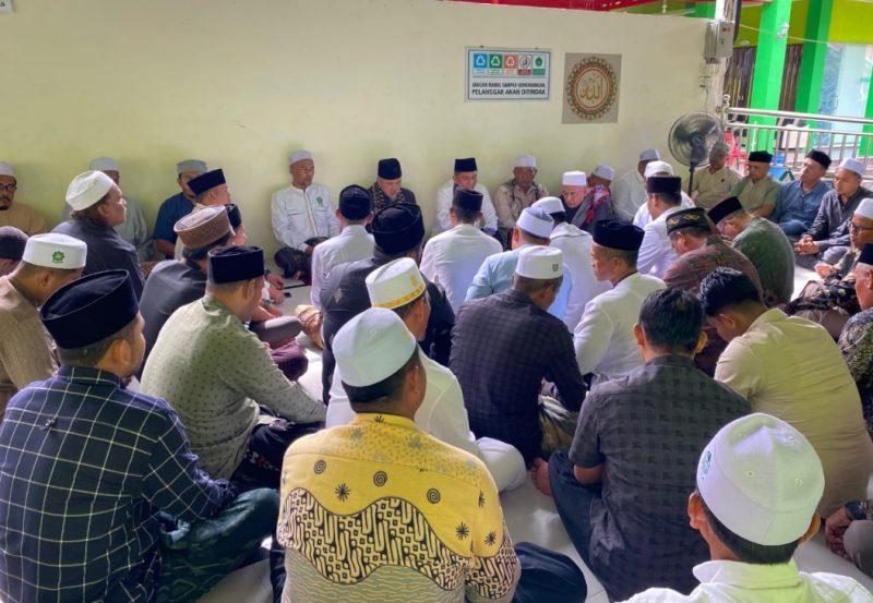 Jamaah takziah dan doa bersama Partai PAS Aceh dan masyarakat sekitar untuk Alm.Tgk H.Rasyidin Ahmad (Waled Nura) di komplek Yayasan Pendidikan Islam Dayah Nurur Rasyad Kabupaten Pidie Senin (16/6/2025). Foto : Ist