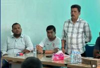Ketua Asprov PSSI Aceh, Nazir Adam (kanan) didampingi Waketum, Dek Fan Irfansyah, (kiri) dan Sekretaris, Nazaruddin pada Meeting Pra PORA di Sekretariat Asprov Cabor dimaksud, Selasa (17/06/2025) di komplek Stadion Harapan Bangsa (SHB) Lhong Raya, Banda Aceh. (foto/humas asprov pssi aceh)