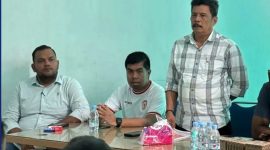 Ketua Asprov PSSI Aceh, Nazir Adam (kanan) didampingi Waketum, Dek Fan Irfansyah, (kiri) dan Sekretaris, Nazaruddin pada Meeting Pra PORA di Sekretariat Asprov Cabor dimaksud, Selasa (17/06/2025) di komplek Stadion Harapan Bangsa (SHB) Lhong Raya, Banda Aceh. (foto/humas asprov pssi aceh)