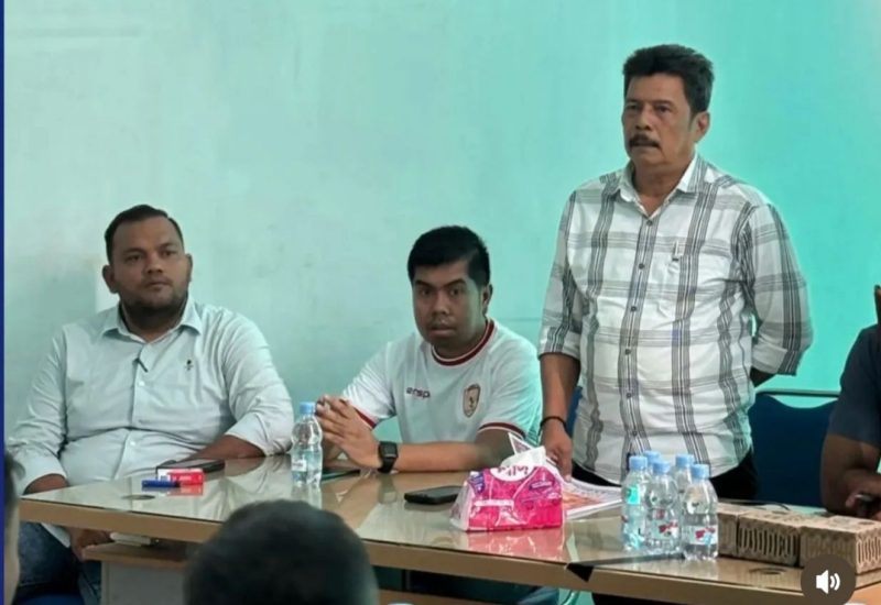 Ketua Asprov PSSI Aceh, Nazir Adam (kanan) didampingi Waketum, Dek Fan Irfansyah, (kiri) dan Sekretaris, Nazaruddin pada Meeting Pra PORA di Sekretariat Asprov Cabor dimaksud, Selasa (17/06/2025) di komplek Stadion Harapan Bangsa (SHB) Lhong Raya, Banda Aceh. (foto/humas asprov pssi aceh)