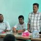 Ketua Asprov PSSI Aceh, Nazir Adam (kanan) didampingi Waketum, Dek Fan Irfansyah, (kiri) dan Sekretaris, Nazaruddin pada Meeting Pra PORA di Sekretariat Asprov Cabor dimaksud, Selasa (17/06/2025) di komplek Stadion Harapan Bangsa (SHB) Lhong Raya, Banda Aceh. (foto/humas asprov pssi aceh)