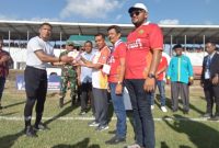 Pertandingan Grup A secara resmi dibuka dengan penyerahan bola oleh Ketua Asprov PSSI Aceh Nazir Adam kepada Wakil Bupati Aceh Selatan H.Baital Mukadis berikut diteruskan kepada wasit  yang akan memimpin pertandingan, Selasa (24/6/2025).
