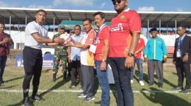 Pertandingan Grup A secara resmi dibuka dengan penyerahan bola oleh Ketua Asprov PSSI Aceh Nazir Adam kepada Wakil Bupati Aceh Selatan H.Baital Mukadis berikut diteruskan kepada wasit  yang akan memimpin pertandingan, Selasa (24/6/2025).