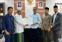 Ketua Umum PAS Aceh Tgk H.Bulqaini Tanjongan, S.Sos.I menyerahkan surat usulan Pergantian Antar Waktu (PAW) yang terima langsung oleh Sekwan DPRA Khudri, S.Ag, MA di Ruang Kerja Sekwan Kamis (26/6/2025). Foto: Ist