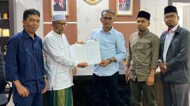 Ketua Umum PAS Aceh Tgk H.Bulqaini Tanjongan, S.Sos.I menyerahkan surat usulan Pergantian Antar Waktu (PAW) yang terima langsung oleh Sekwan DPRA Khudri, S.Ag, MA di Ruang Kerja Sekwan Kamis (26/6/2025). Foto: Ist
