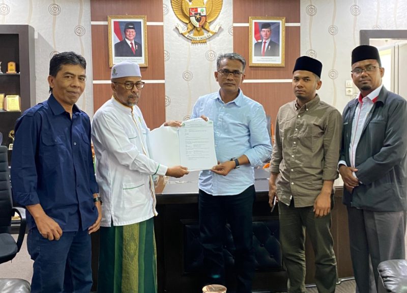 Ketua Umum PAS Aceh Tgk H.Bulqaini Tanjongan, S.Sos.I menyerahkan surat usulan Pergantian Antar Waktu (PAW) yang terima langsung oleh Sekwan DPRA Khudri, S.Ag, MA di Ruang Kerja Sekwan Kamis (26/6/2025). Foto: Ist