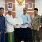 Ketua Umum PAS Aceh Tgk H.Bulqaini Tanjongan, S.Sos.I menyerahkan surat usulan Pergantian Antar Waktu (PAW) yang terima langsung oleh Sekwan DPRA Khudri, S.Ag, MA di Ruang Kerja Sekwan Kamis (26/6/2025). Foto: Ist