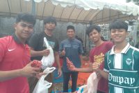 Kepala Dusun Tgk Diblang Gampong Mulia Arida Syahputra (tengah) bersama anak muda setempat saat melakukan pengaturan pembagian daging qurban kepada warga Sabtu,(7/6/2025) di depan pelataran Masjid Sirajul Huda