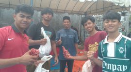 Kepala Dusun Tgk Diblang Gampong Mulia Arida Syahputra (tengah) bersama anak muda setempat saat melakukan pengaturan pembagian daging qurban kepada warga Sabtu,(7/6/2025) di depan pelataran Masjid Sirajul Huda