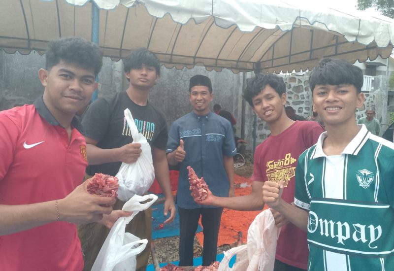Kepala Dusun Tgk Diblang Gampong Mulia Arida Syahputra (tengah) bersama anak muda setempat saat melakukan pengaturan pembagian daging qurban kepada warga Sabtu,(7/6/2025) di depan pelataran Masjid Sirajul Huda