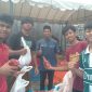 Kepala Dusun Tgk Diblang Gampong Mulia Arida Syahputra (tengah) bersama anak muda setempat saat melakukan pengaturan pembagian daging qurban kepada warga Sabtu,(7/6/2025) di depan pelataran Masjid Sirajul Huda
