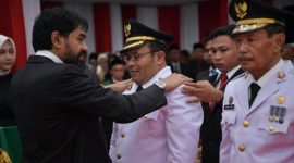 Gubernur Aceh, Muzakir Manaf mengambil sumpah jabatan dan melantik Zulkifli H. Adam sebagai Walikota dan Drs. H. Suradji Junus sebagai Wakil Walikota Sabang Periode 2025-20230 pada Rapat Paripurna DPRK Sabang, di kantor DPRK setempat Sabtu (14/06/2025). Foto: Humas Aceh Sabtu (14/06/2025). Foto: Humas Aceh