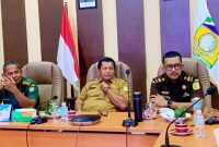 Plt. Sekda Aceh Besar Bahrul Jamil S.Sos M.Si mengikuti Rakor Pengendalian Inflasi Daerah secara virtual dengan Kemendagri di Kantor Bupati Aceh Besar, Kota Jantho, Senin (16/06/2025). Foto: Prokopim Aceh Besar