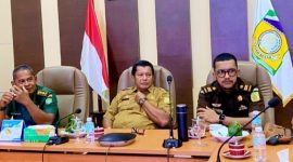 Plt. Sekda Aceh Besar Bahrul Jamil S.Sos M.Si mengikuti Rakor Pengendalian Inflasi Daerah secara virtual dengan Kemendagri di Kantor Bupati Aceh Besar, Kota Jantho, Senin (16/06/2025). Foto: Prokopim Aceh Besar
