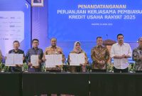 Bank Aceh menerima penghargaan atas keberhasilan pembinaan UMKM di Aceh