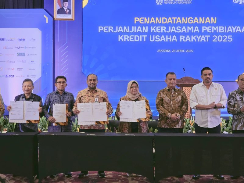 Bank Aceh menerima penghargaan atas keberhasilan pembinaan UMKM di Aceh