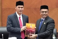 Plt Sekda Aceh, M Nasir menyerahkan Rancangan Qanun Aceh tentang RPJM Aceh Tahun 2025-2030 kepada Wakil DPR Aceh, Saifuddin. Rabu (30/7/2025) di ruang utama DPR Aceh Foto: Ist