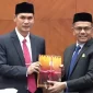 Plt Sekda Aceh, M Nasir menyerahkan Rancangan Qanun Aceh tentang RPJM Aceh Tahun 2025-2030 kepada Wakil DPR Aceh, Saifuddin. Rabu (30/7/2025) di ruang utama DPR Aceh  Foto: Ist