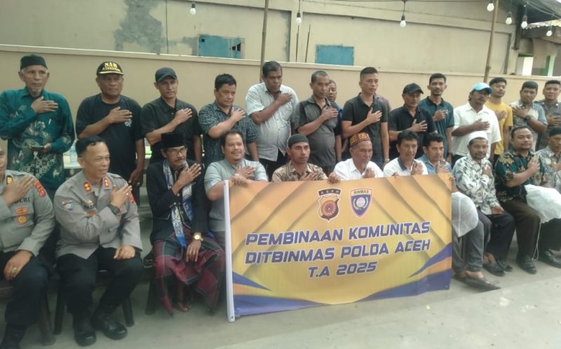 Ditbinmas Polda Aceh melakukan foto bersama dengan Paskamba usai menggelar silaturrahmi dan pembinaan yang berlangsung di salah satu caffe di Kampung Baru Kota Banda Aceh Kamis (10/7/2025).