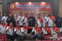 Ketua dan pengurus periode sebelumnya mengabadikan foto bersama dengan peserta Musprov Wadokai Karate do-Indonesia Provinsi Aceh, Staf Ahli Gubernur Aceh, bidang
Pemerintahan, Hukum dan Politik, Mahdi Efendi beserta Ketua umum terpilih Wadokai Aceh, periode 2025-2029, Hasballah usai pembukaan Musprov yang dilaksanakan di Hotel Jeumpa Banda Aceh, Sabtu (19/07/2025) pagi. (foto/istimewa)