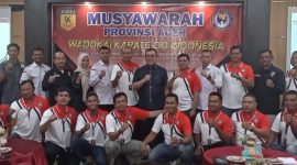Ketua dan pengurus periode sebelumnya mengabadikan foto bersama dengan peserta Musprov Wadokai Karate do-Indonesia Provinsi Aceh, Staf Ahli Gubernur Aceh, bidang 
Pemerintahan, Hukum dan Politik, Mahdi Efendi beserta Ketua umum terpilih Wadokai Aceh, periode 2025-2029, Hasballah usai pembukaan Musprov yang dilaksanakan di Hotel Jeumpa Banda Aceh, Sabtu (19/07/2025) pagi. (foto/istimewa)