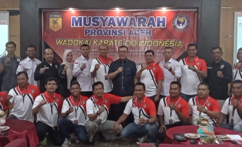 Ketua dan pengurus periode sebelumnya mengabadikan foto bersama dengan peserta Musprov Wadokai Karate do-Indonesia Provinsi Aceh, Staf Ahli Gubernur Aceh, bidang
Pemerintahan, Hukum dan Politik, Mahdi Efendi beserta Ketua umum terpilih Wadokai Aceh, periode 2025-2029, Hasballah usai pembukaan Musprov yang dilaksanakan di Hotel Jeumpa Banda Aceh, Sabtu (19/07/2025) pagi. (foto/istimewa)