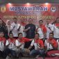 Ketua dan pengurus periode sebelumnya mengabadikan foto bersama dengan peserta Musprov Wadokai Karate do-Indonesia Provinsi Aceh, Staf Ahli Gubernur Aceh, bidang 
Pemerintahan, Hukum dan Politik, Mahdi Efendi beserta Ketua umum terpilih Wadokai Aceh, periode 2025-2029, Hasballah usai pembukaan Musprov yang dilaksanakan di Hotel Jeumpa Banda Aceh, Sabtu (19/07/2025) pagi. (foto/istimewa)