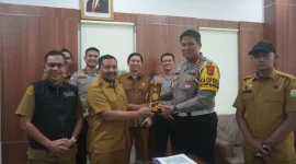 Kepala Badan Pengelolaan Keuangan Aceh (BPKA), Reza Saputra, SSTP., M.Si., menerima kunjungan silaturrahmi dari Direktur Lalu Lintas (Dirlantas) Polda Aceh, Kombes Pol. Deden Supriyatna Imhar, S.I.K., M.H., beserta jajaran di ruang kerjanya, Selasa (22/7/2024).