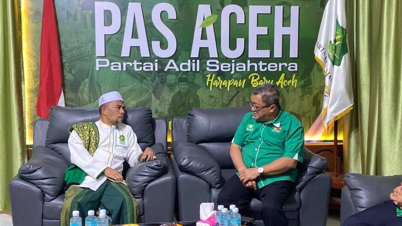 Ketua Umum PAS Aceh Tgk H.Tu Bulqaini Tanjongan, D.Sos.I menerima kunjungan Delegasi PAS Selangor yang dipimpin langsung oleh Dato' Dr.AB Halim Tamuri Ahli Dewan Negeri Selangor sekaligus Ketua PAS Selangor Rabu, (23/7/2025) di Kantor MPP PAS Aceh. Foto : Husni Kamal