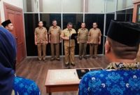 Plt Sekdakab Aceh Besar Bahrul Jamil S.Sos M.Si melantik tiga orang pejabat fungsional di jajaran Pemerintah Kabupaten Aceh Besar di ruang kerja Plt Sekdakab Aceh Besar, Kota Jantho, Selasa (8/7/2025). Foto: MC Aceh Besar